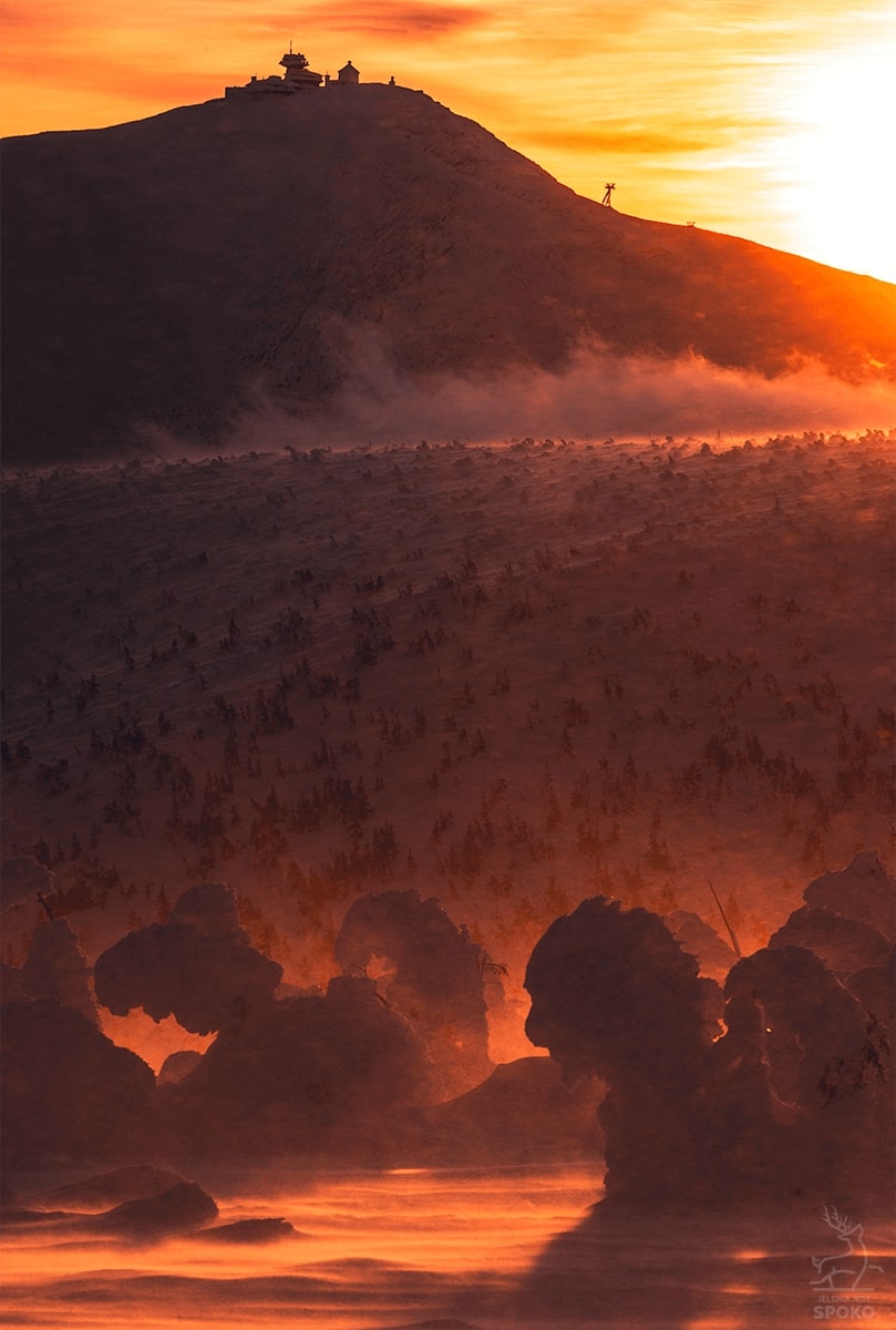 Pochód w ogniu - śnieżne formy w czerwonym świetle zachodzącego słońca.