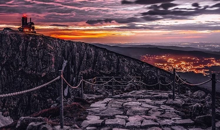 Kamienista ścieżka na śnieżne Kotły by Jelenia jest SPOKO.