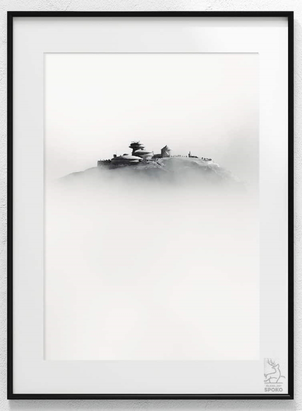 Czarno-biały plakat Śnieżki zatopionej w chmurach by Jelenia Jest SPOKO