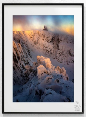 Plakat Śnieżne Kotły Wietrzne zimą o wschodzie słońca - Jelenia Jest SPOKO