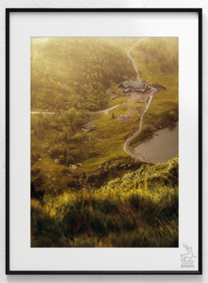 SAMOTNIA Shire plakat od Jelenia jest SPOKO_wiz