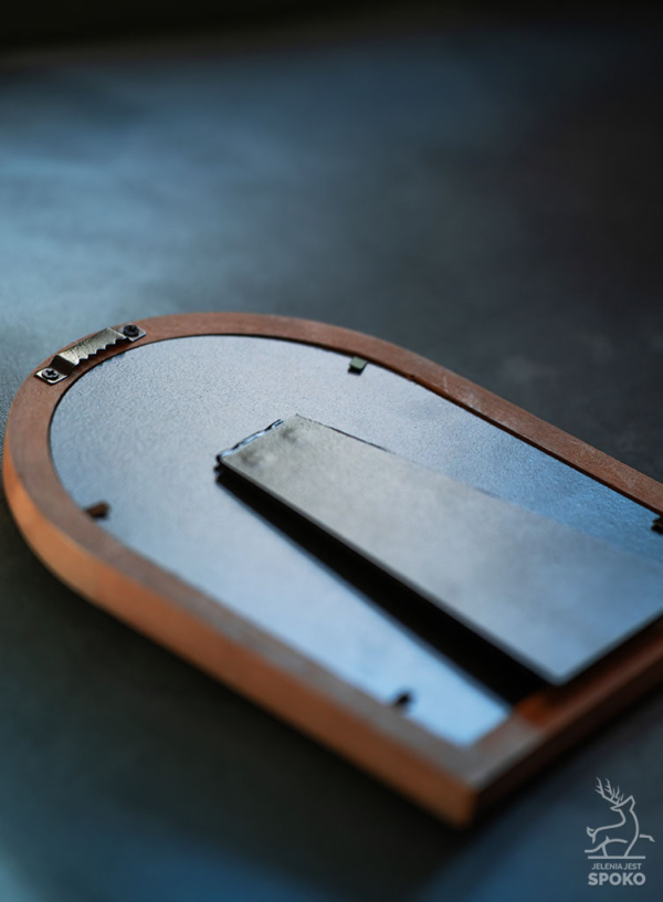 MiniWydruk od Jelenia jest SPOKO w rustykalnej ramce, widok z tyłu