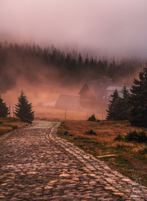 SCHRONISKO Hala Szrenicka w mgłach plakat od Jelenia jest SPOKO_full