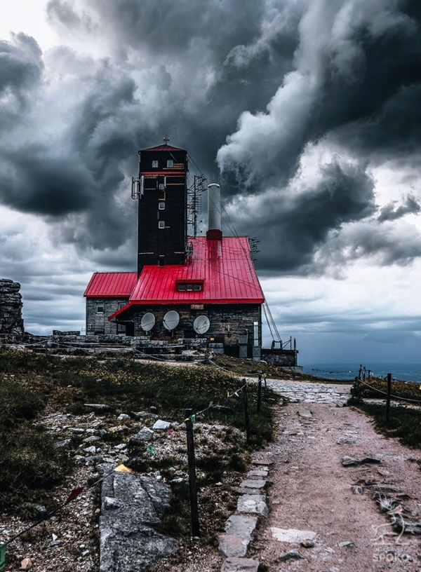 ŚNIEŻNE KOTŁY Burzowe plakat od Jelenia jest SPOKO_full