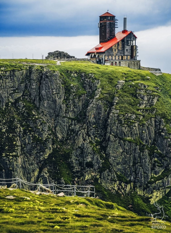 ŚNIEŻNE KOTŁY Zielone wzgórze plakat od Jelenia jest SPOKO_full