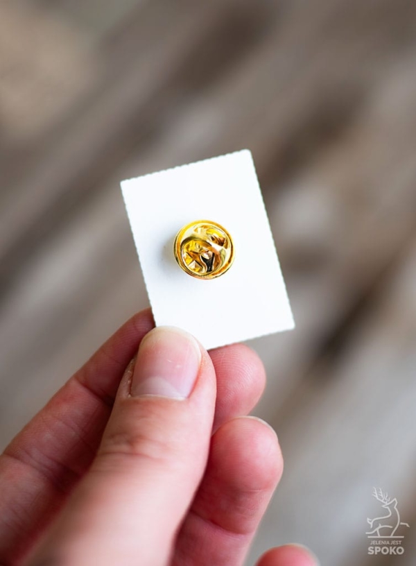 Przypinka Śnieżne Kotły i Człowiek od Jelenia jest SPOKO, widok z tyłu