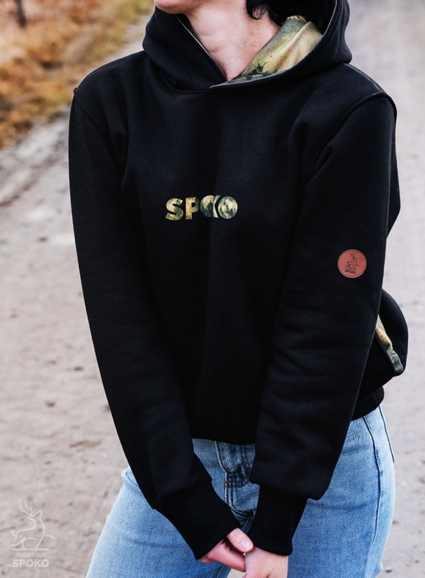 Czarna Bluza SPOKO z motywem Leśna Piramida od Jelenia jest SPOKO
