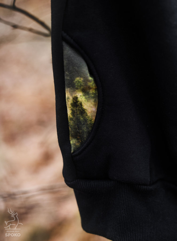 Czarna Bluza SPOKO z motywem Leśna Piramida od Jelenia jest SPOKO