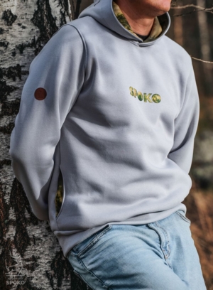 Szara Bluza SPOKO z motywem Leśna Piramida od Jelenia jest SPOKO